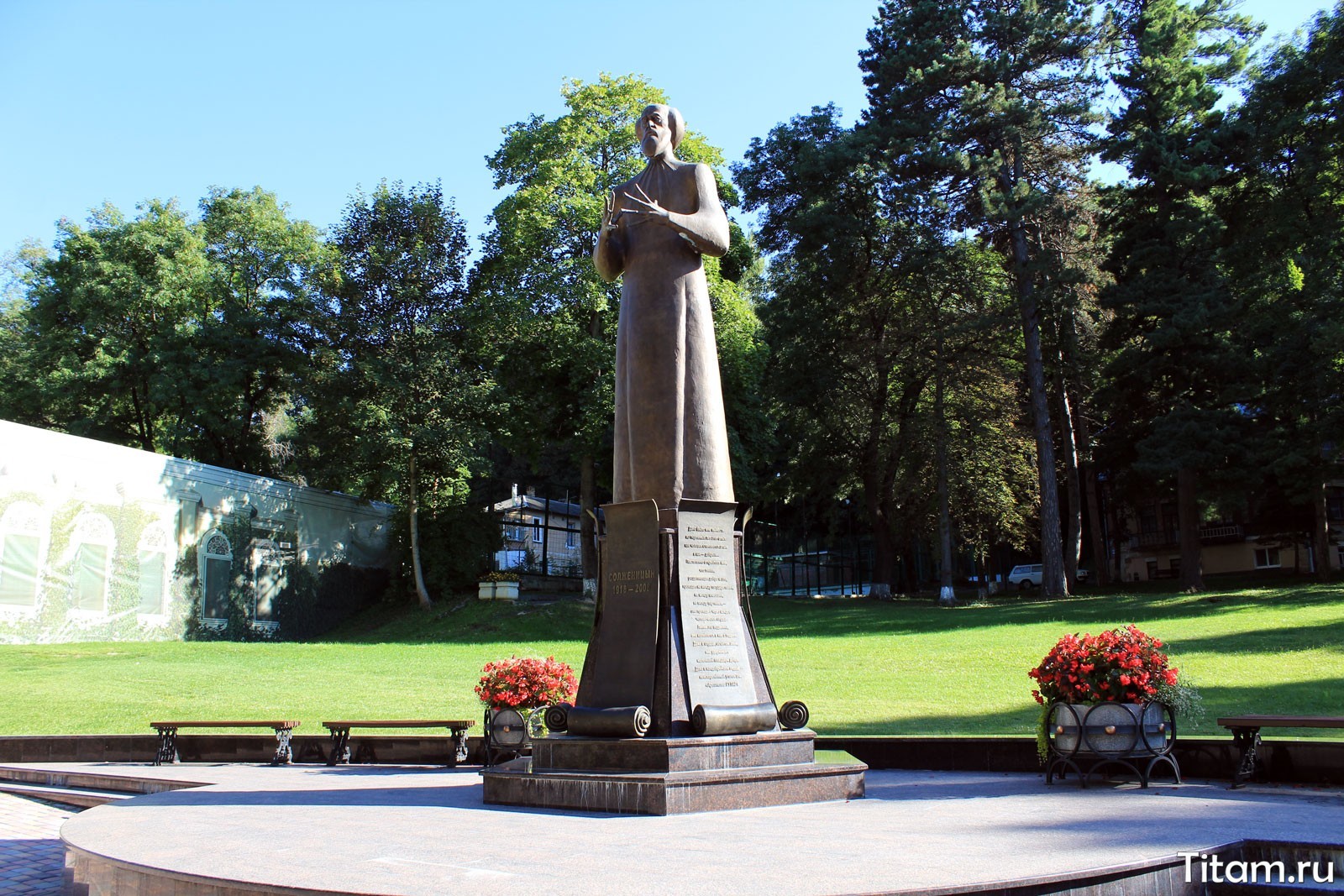 Памятник Солженицыну в Кисловодске