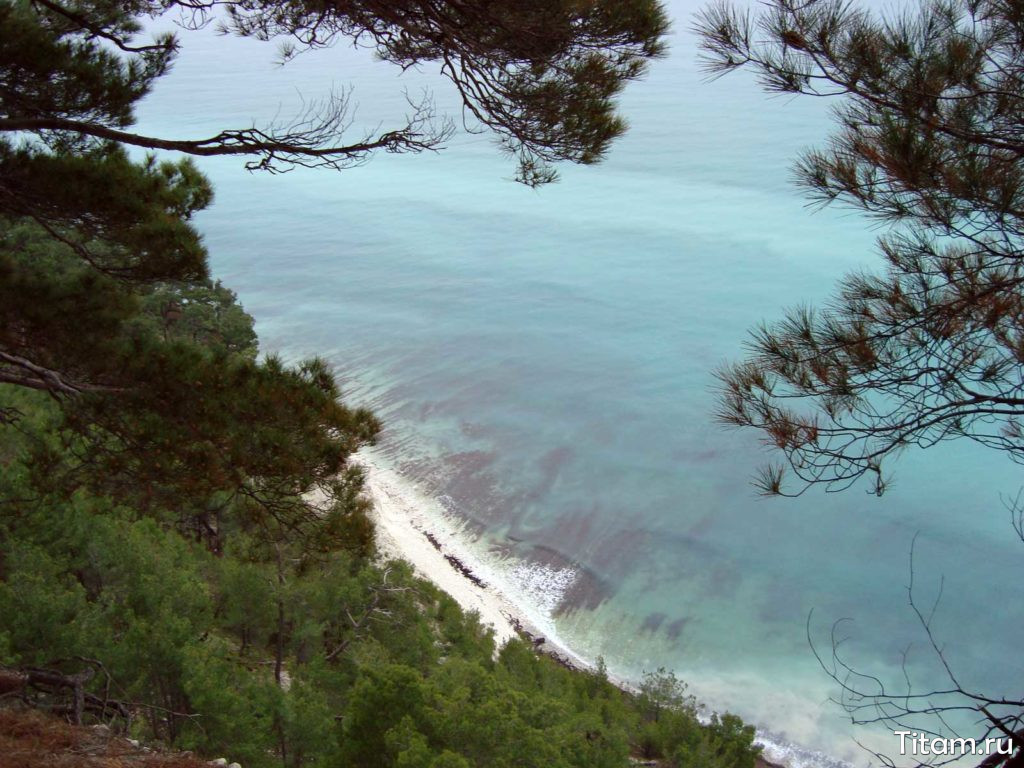 Чем известен пляж «Голубая бездна» в Геленджике