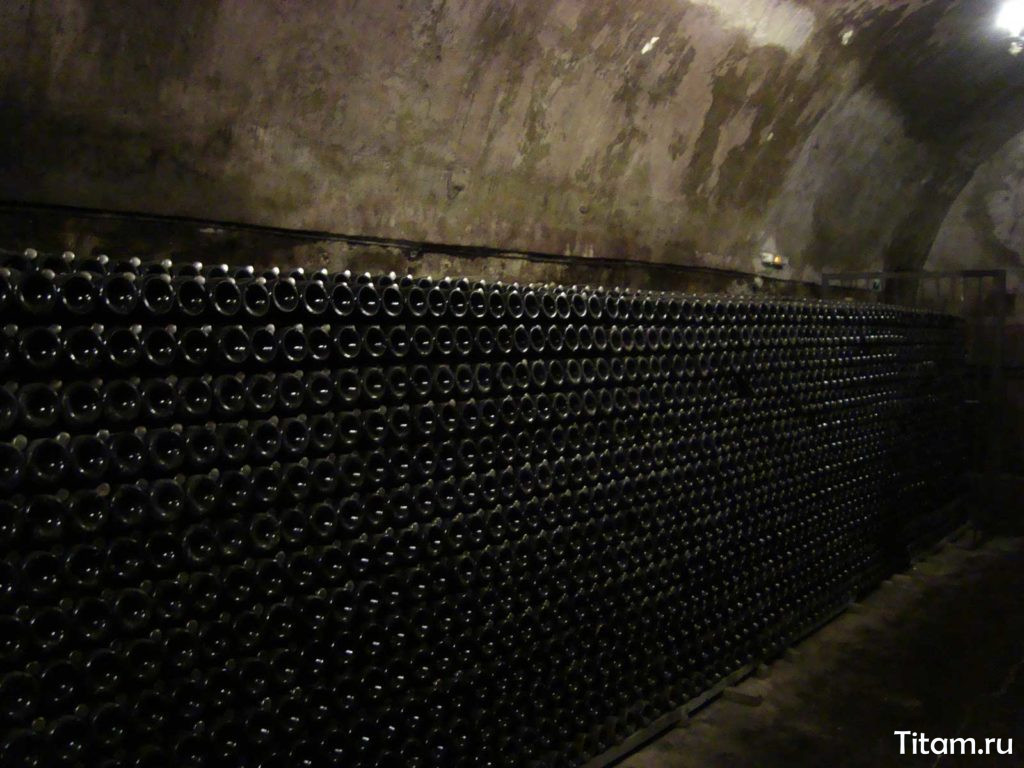 Ряды бутылок в винных тоннелях