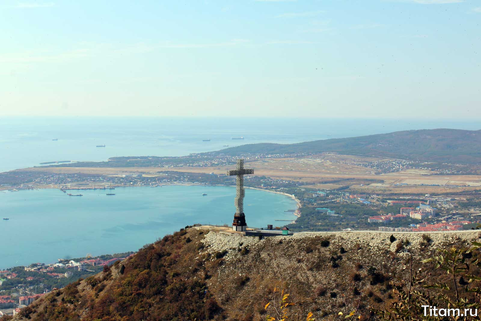 Вид на поклонный крест в Геленджике