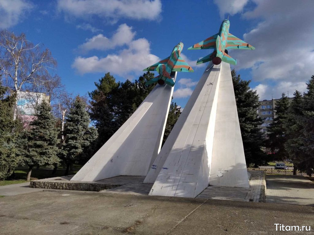 Памятник Два самолета на пересечении Тургенева и Яна Полуяна. Краснодар