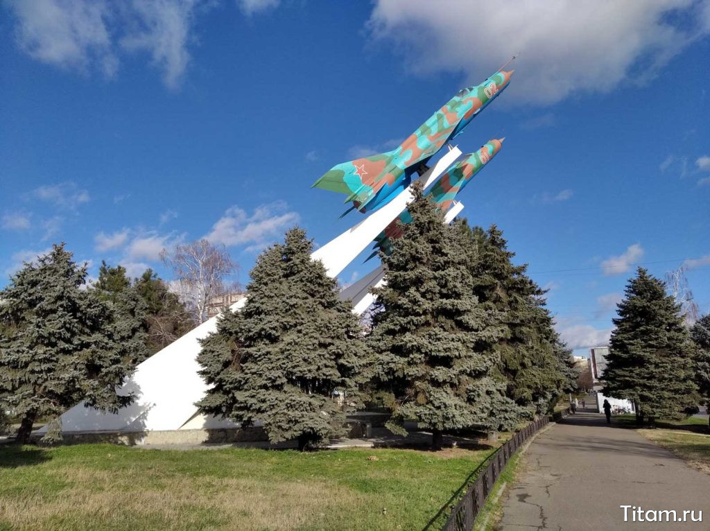 Памятник Два самолета на Тургенева. Краснодар