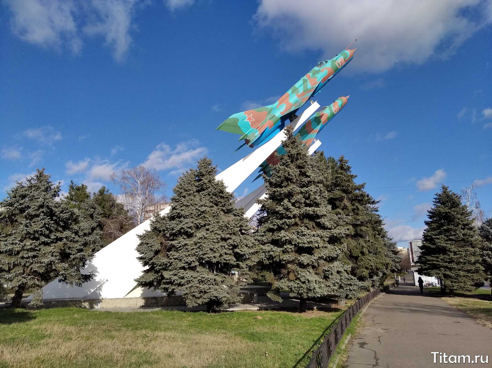 Сквер Тургеневский. Памятник Два самолета