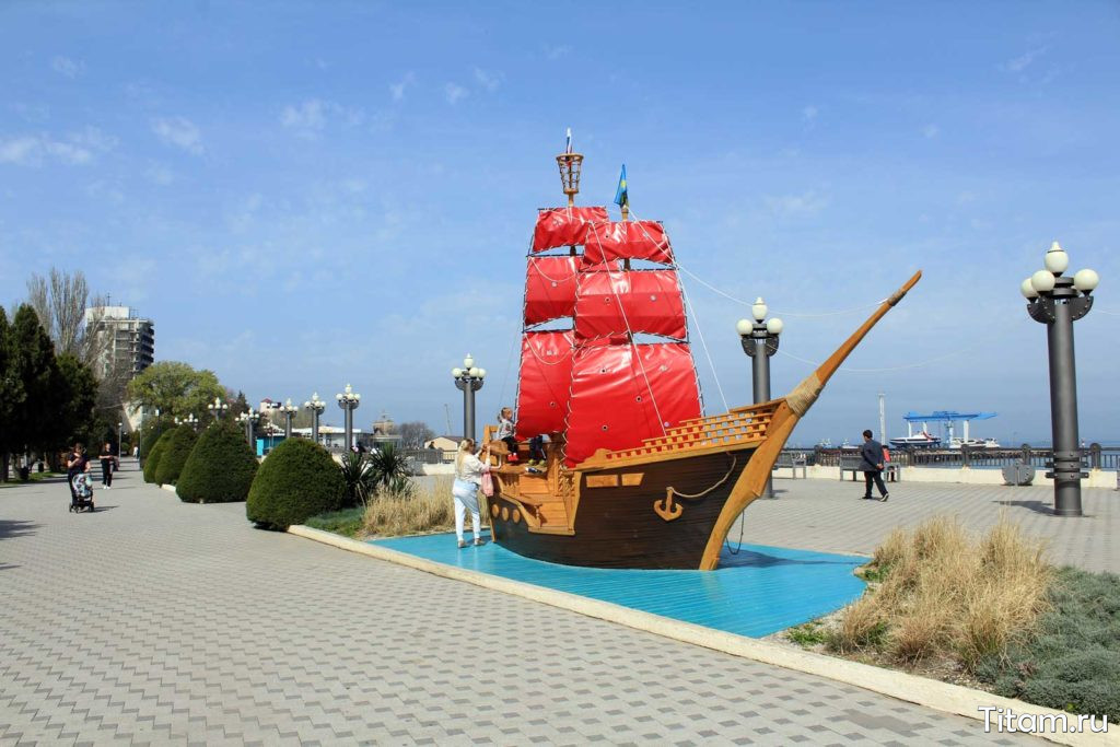 Памятник «Алые паруса» в Анапе