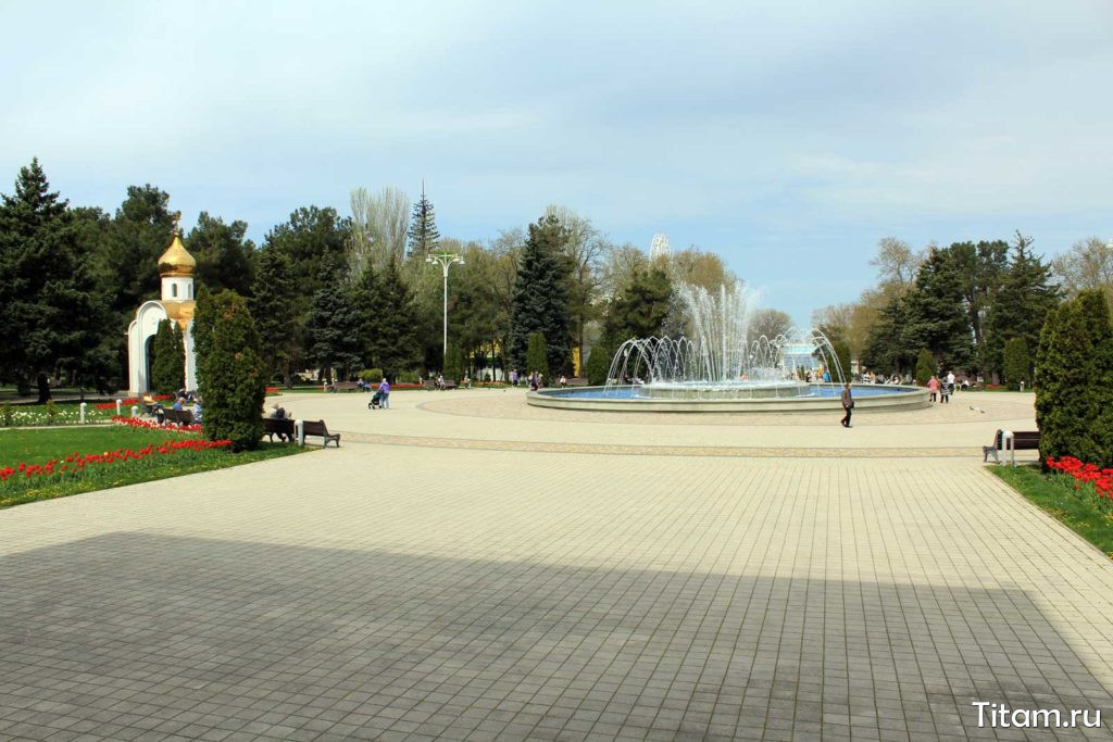 Площадь, фонтаны и Часовня 
