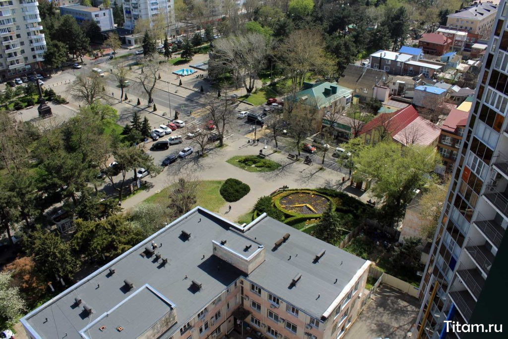 Влево - сквер Гудовича, вправо - парк 
