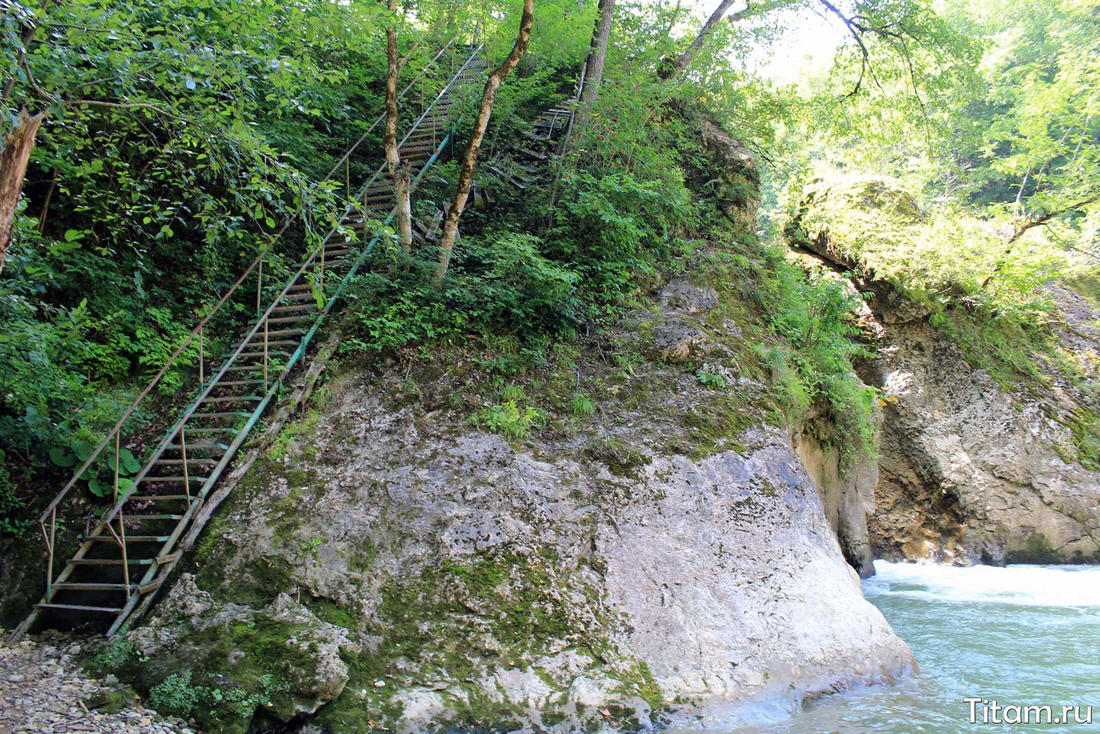 Лестница к водопаду Лазурная чаша