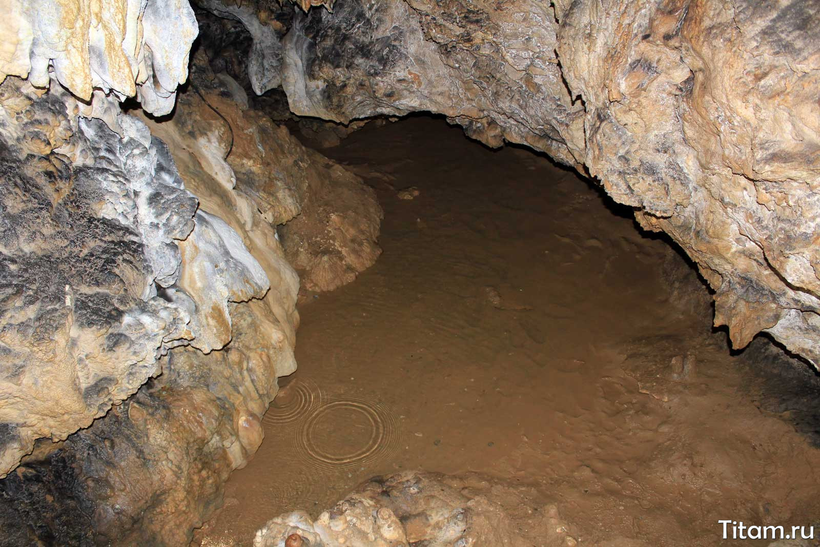 Река Лозовушка в Азишской пещере