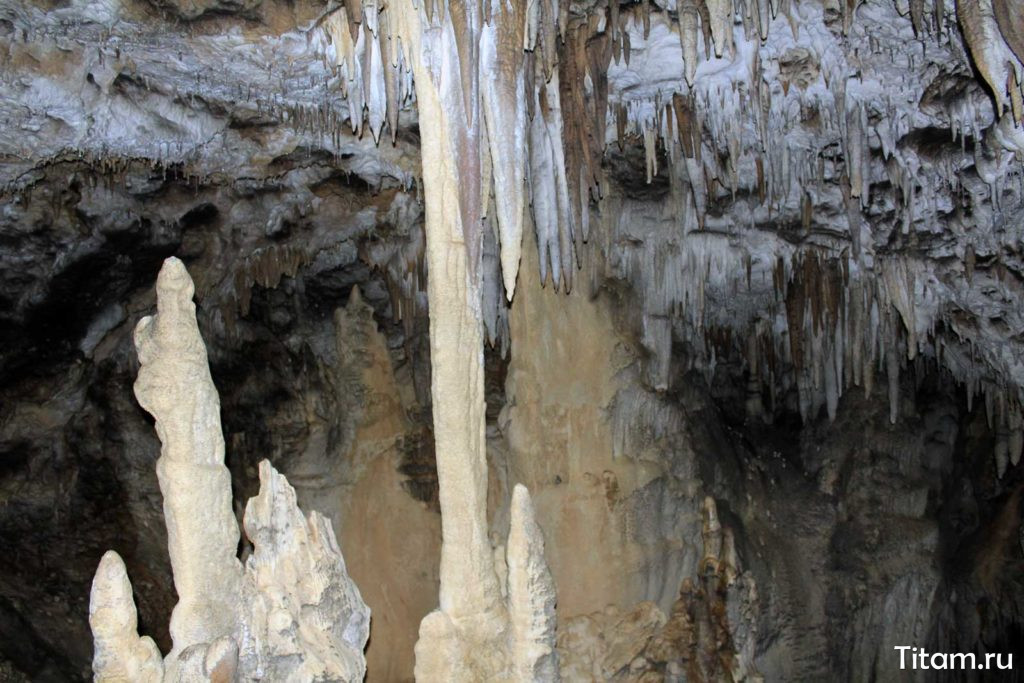Натёчности Большой Азишской пещеры. В центре - сталагнат