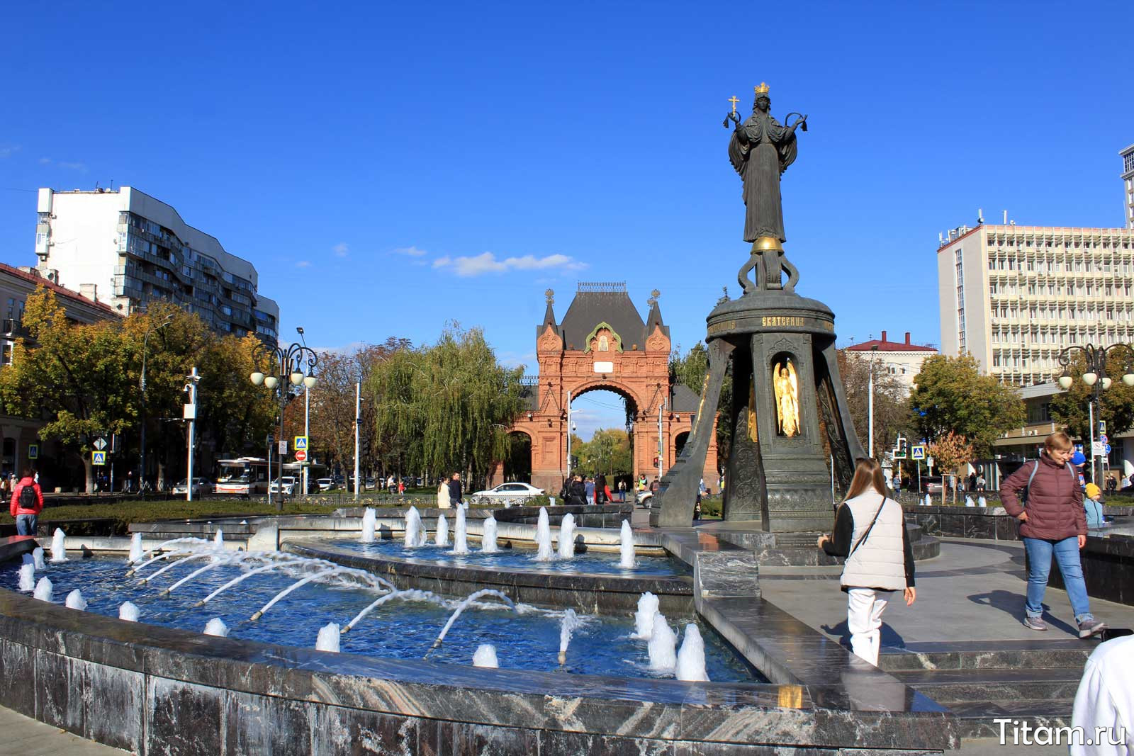 Александровская арка и фонтан