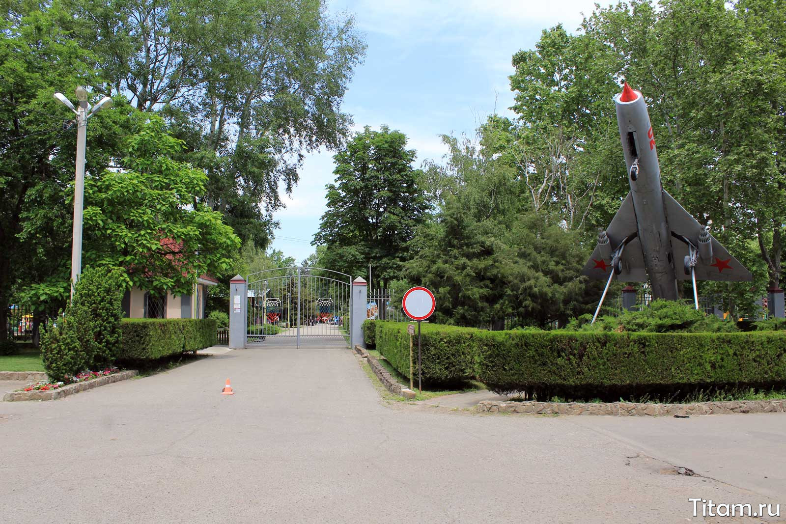 МиГ-21 на входе в парк Победы