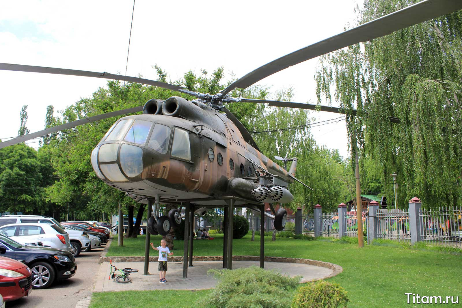 Ми-8 на входе в парк Победы