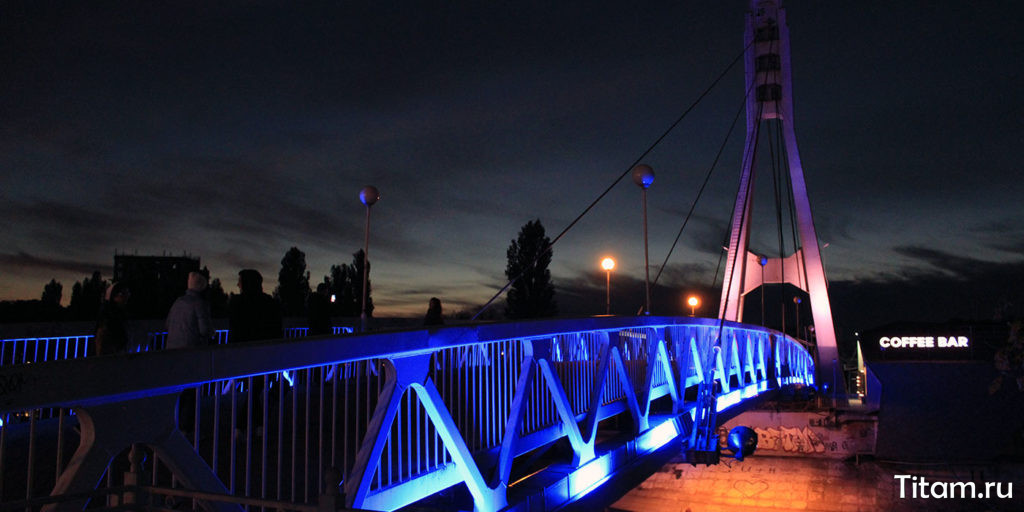 Мост поцелуев в Краснодаре ночью
