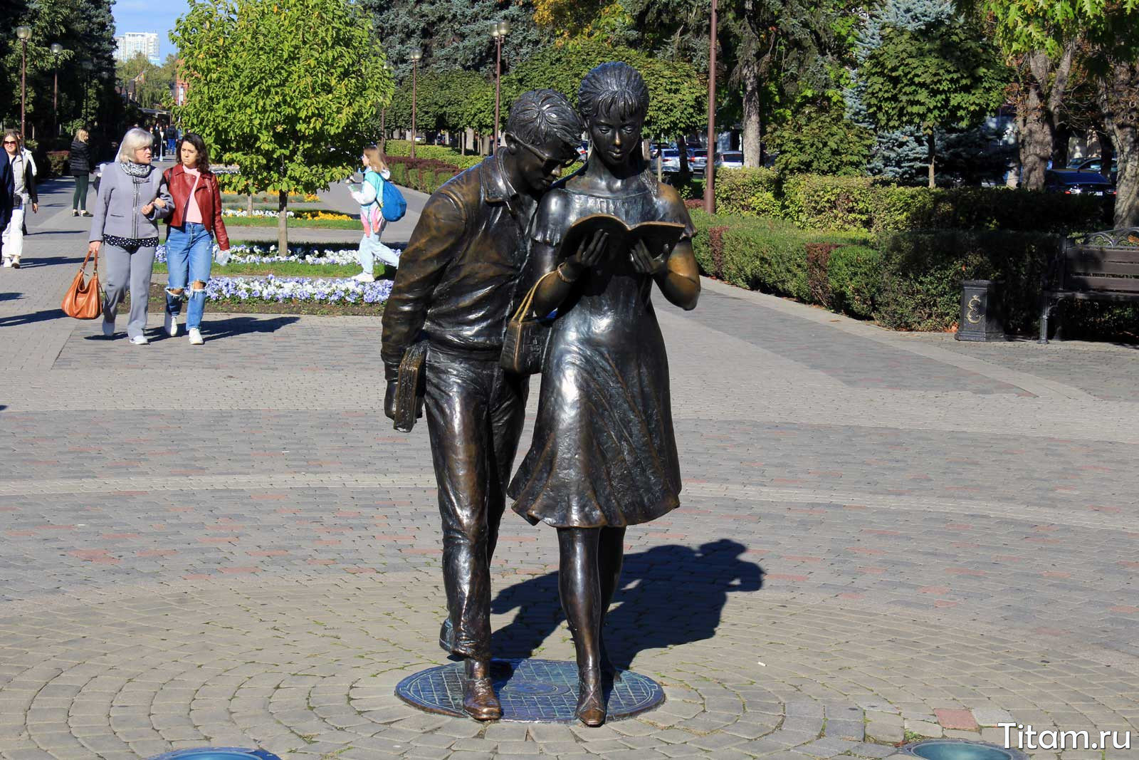 Скульптура "Шурик и Лидочка" в Краснодаре