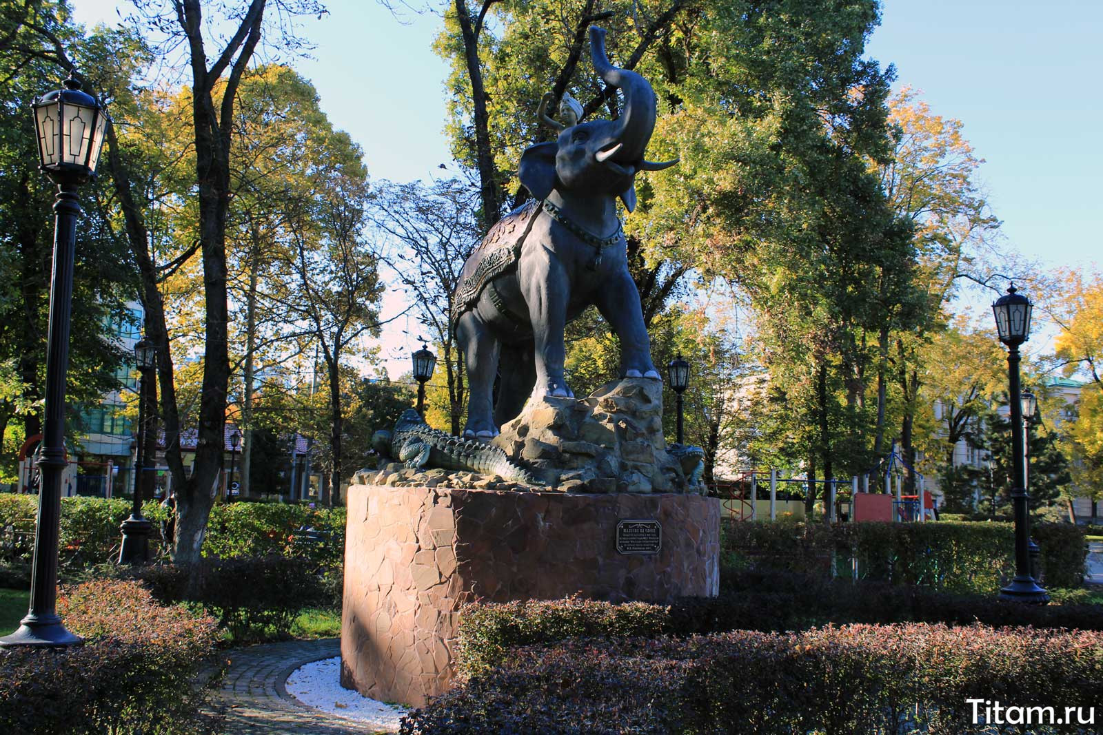 Скульптура "Мальчик на слоне в сквере Дружбы