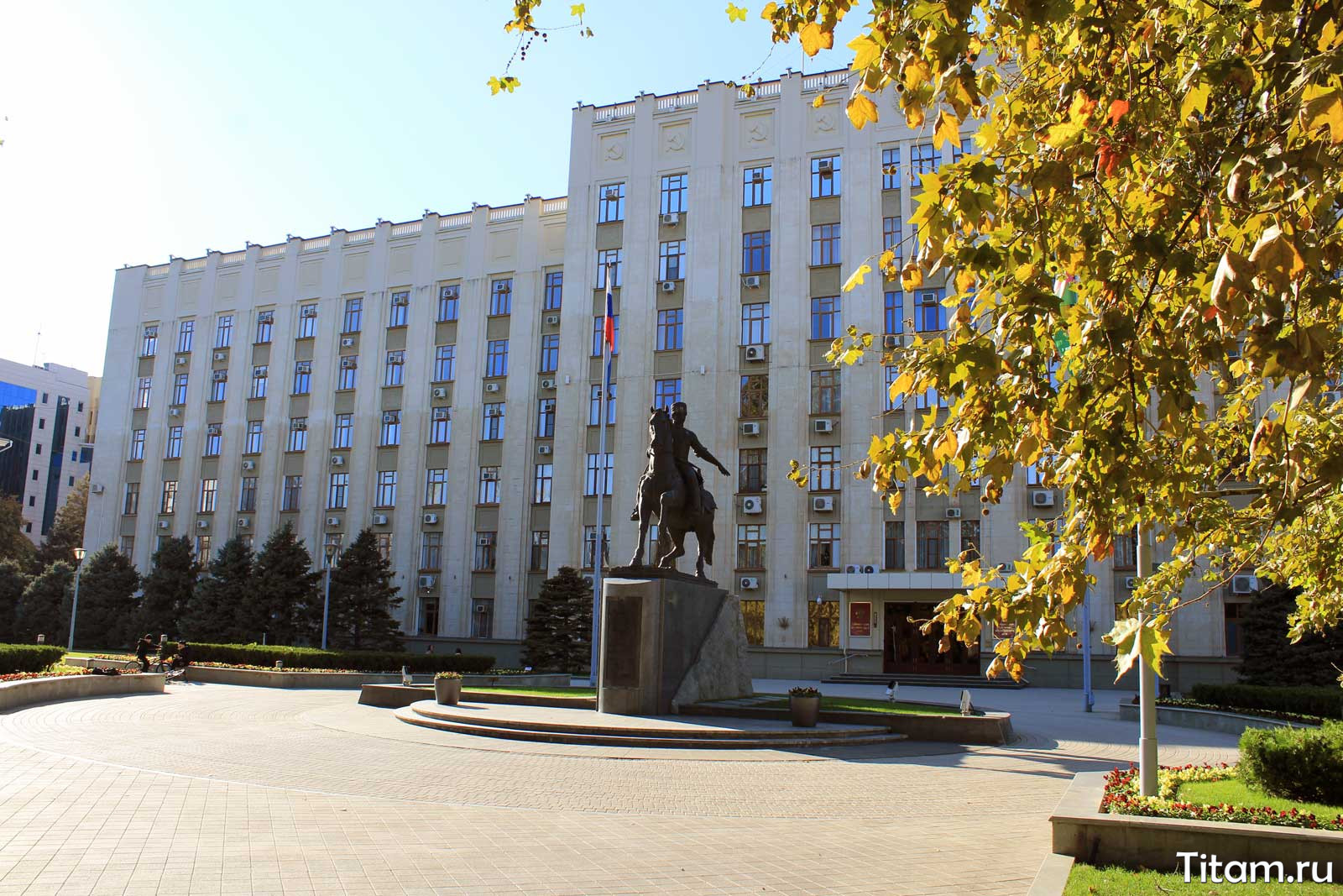 Памятник Кубанскому казачеству и краевая администрация