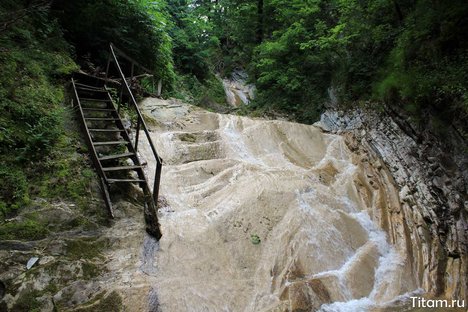 Лестница на водопад «Крыло Ангела»