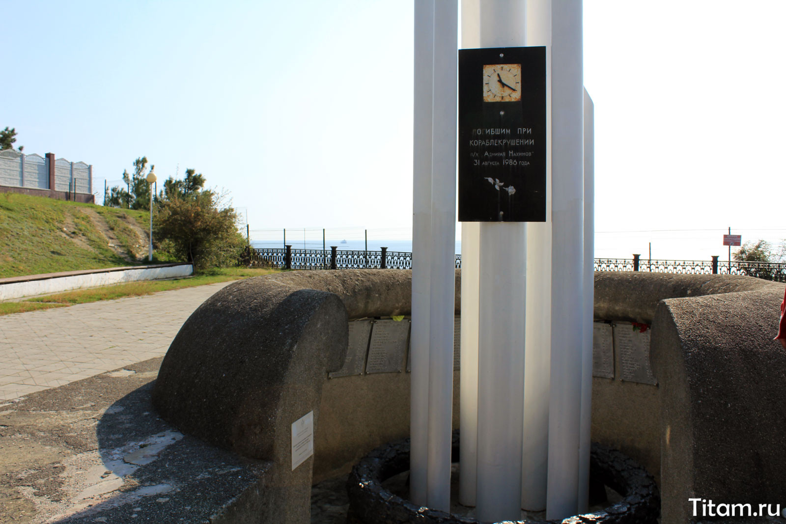 Памятник погибшим на пароходе «Адмирал Нахимов» 