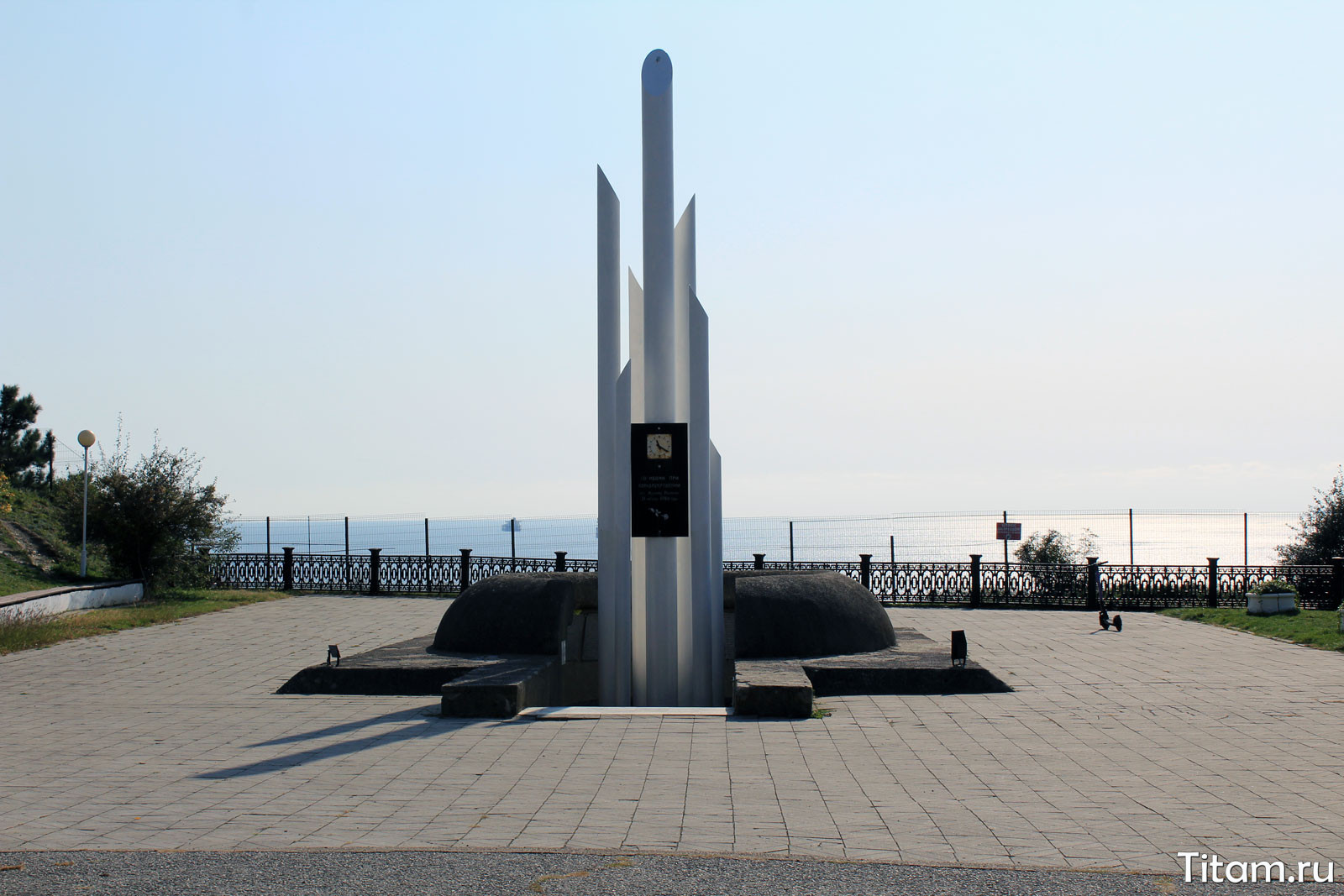 Памятник погибшим на пароходе «Адмирал Нахимов» в Кабардинке