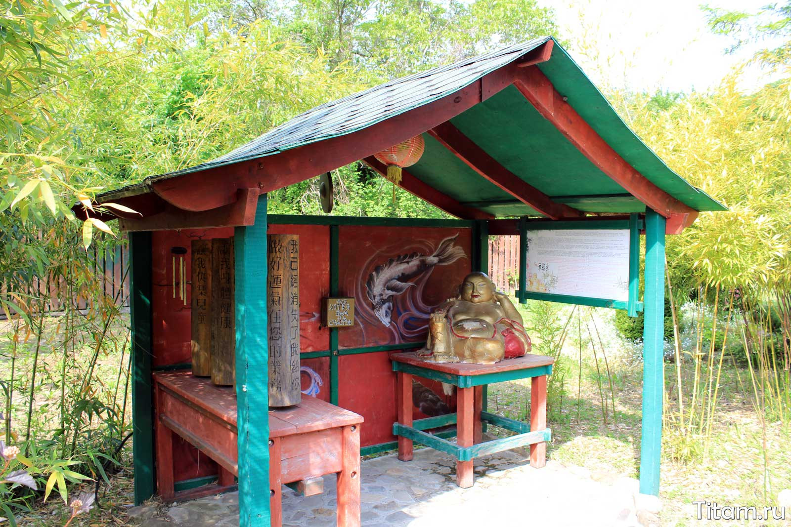 Буддийский домик в парке Инь-Янь