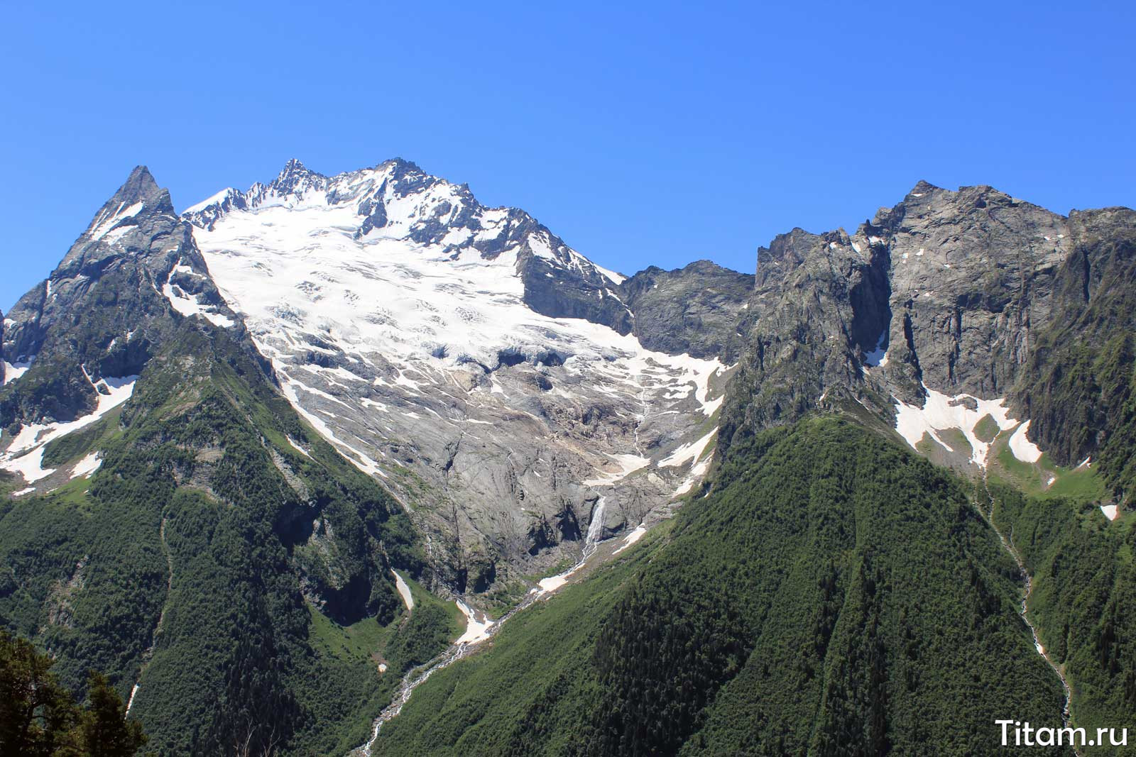 Гора, ледник и водопад Джугутурлючат