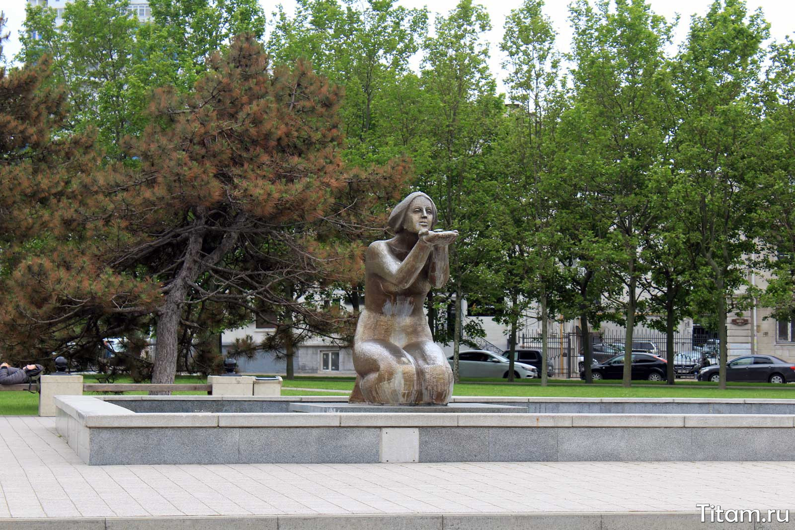 Памятник-фонтан "Дарующая воду"
