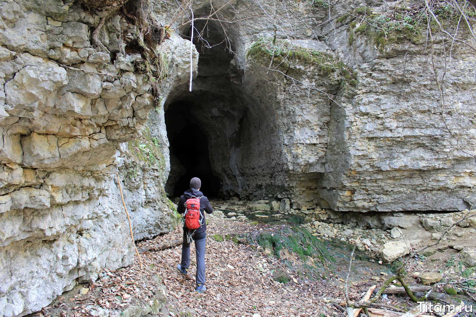 Вход в пещеру Духан