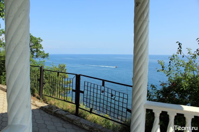 Вид с ротонды на море