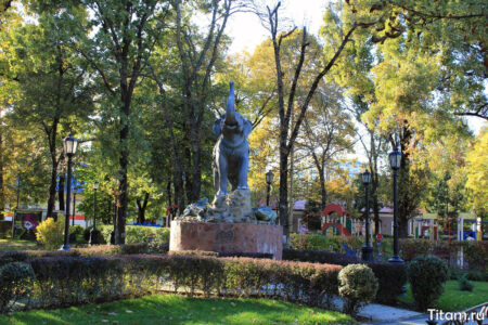 Скульптура "Мальчик на слоне" Скульптура "Мальчик на слоне"