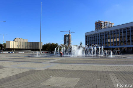 Театральная площадь и мэрия Театральная площадь и мэрия